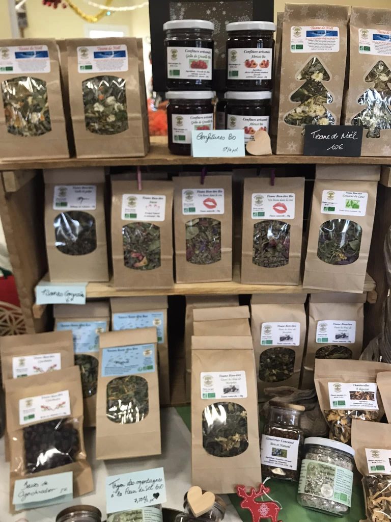 Mes produits "Stand de tisanes bio artisanales, confitures naturelles et mélanges bien-être à base de plantes récoltées localement.