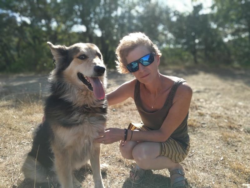 A propos Moment complice entre une femme et son chien dans la nature, symbolisant un mode de vie proche de l'environnement