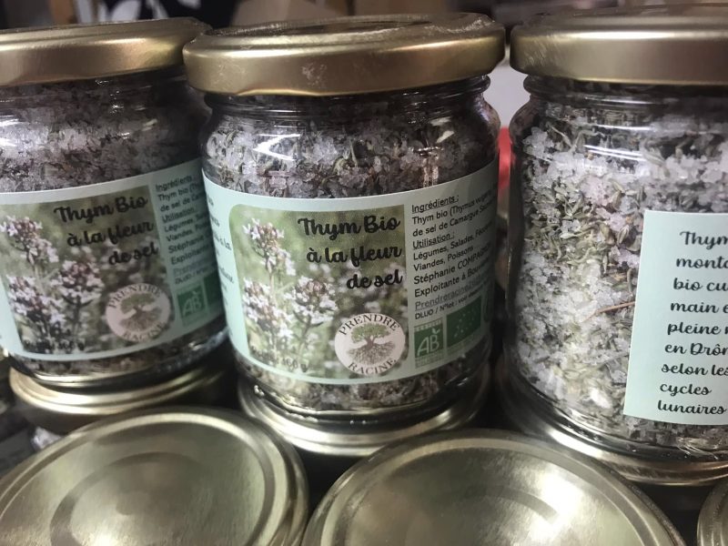 Mes produits Pots de thym bio à la fleur de sel, produit artisanal issu des montagnes de la Drôme, idéal pour assaisonner salades, viandes et plats cuisinés.