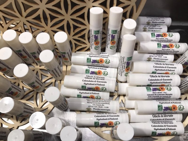 Mes produits : Collection de sticks à lèvres bio au calendula et lavande, hydratants naturels et certifiés Agriculture Biologique, présentés dans un panier décoratif.