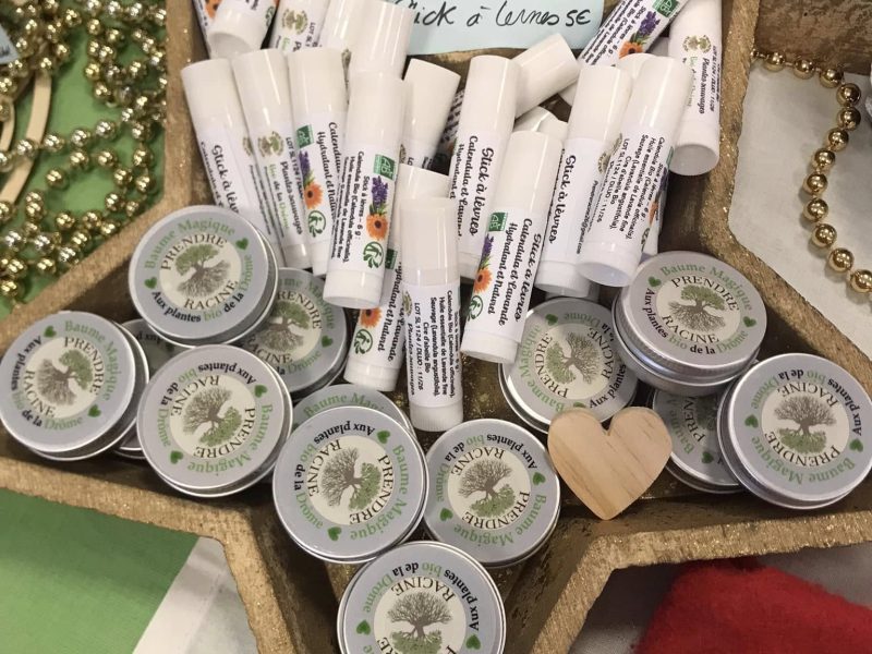 Mes produits Panier en étoile contenant des baumes magiques et sticks à lèvres hydratants bio, produits artisanaux à base de plantes naturelles.