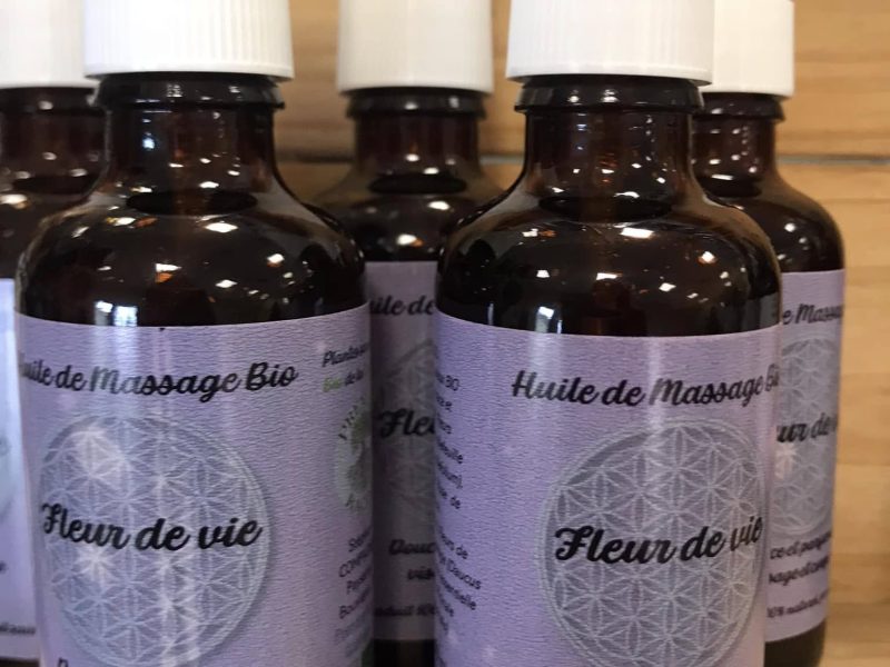 Mes produits Bouteilles d'huile de massage bio Fleur de Vie, douce et parfumée pour le visage et le corps, certifiée 100 % naturelle et bio.